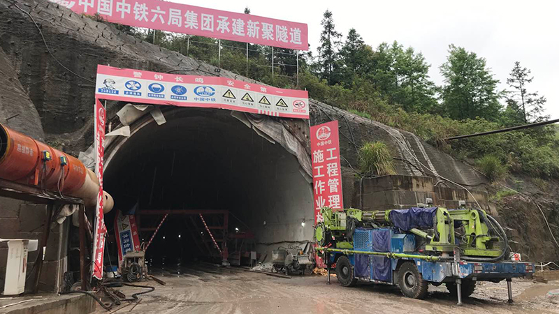 J9九游会真人游戏第一品牌拱喷台车助力赣深铁路新聚隧道建设