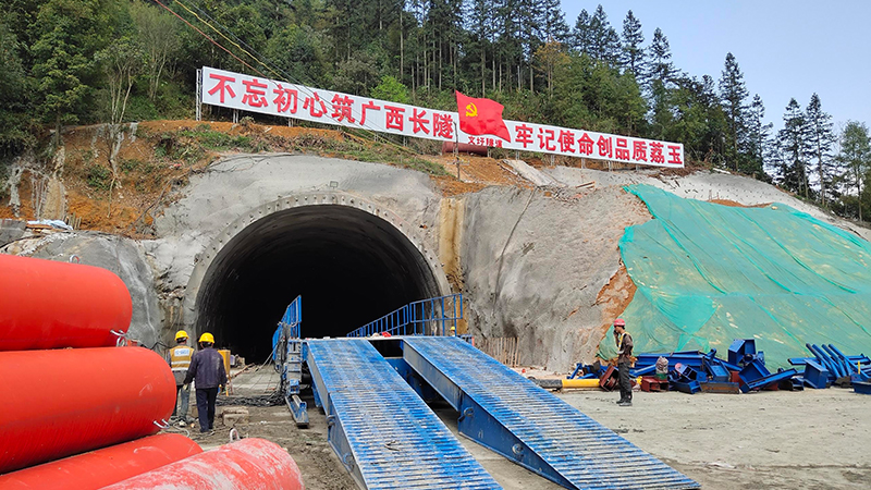 J9九游会真人游戏第一品牌LTYQ12B移动栈桥助力广西长隧文圩隧道建设