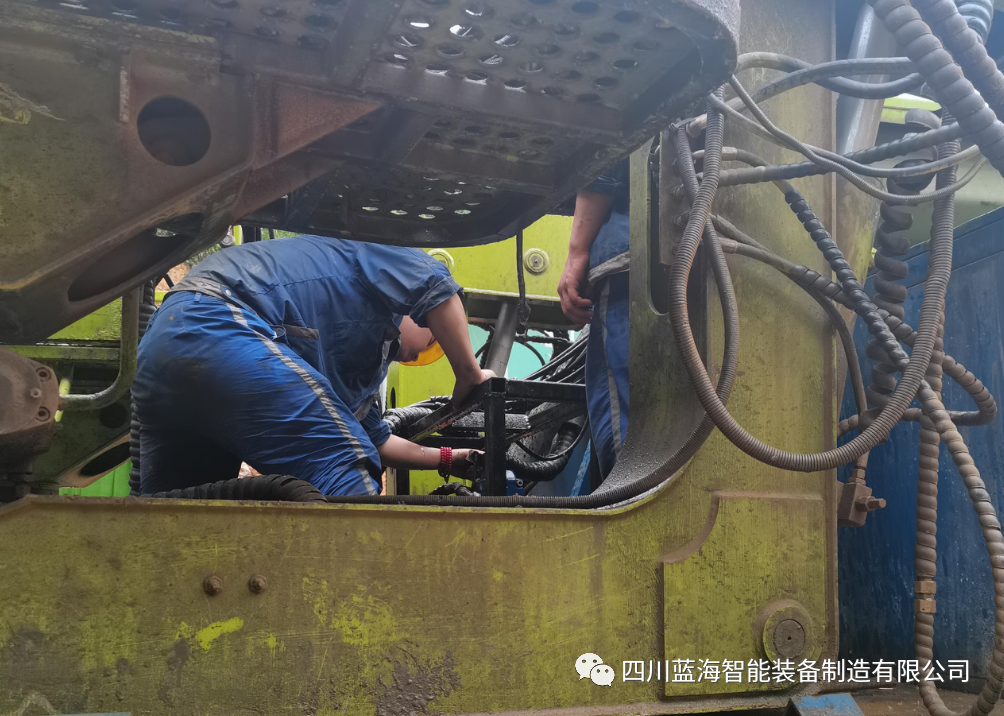 J9九游会真人游戏第一品牌售后维修人员对设备进行保养维护