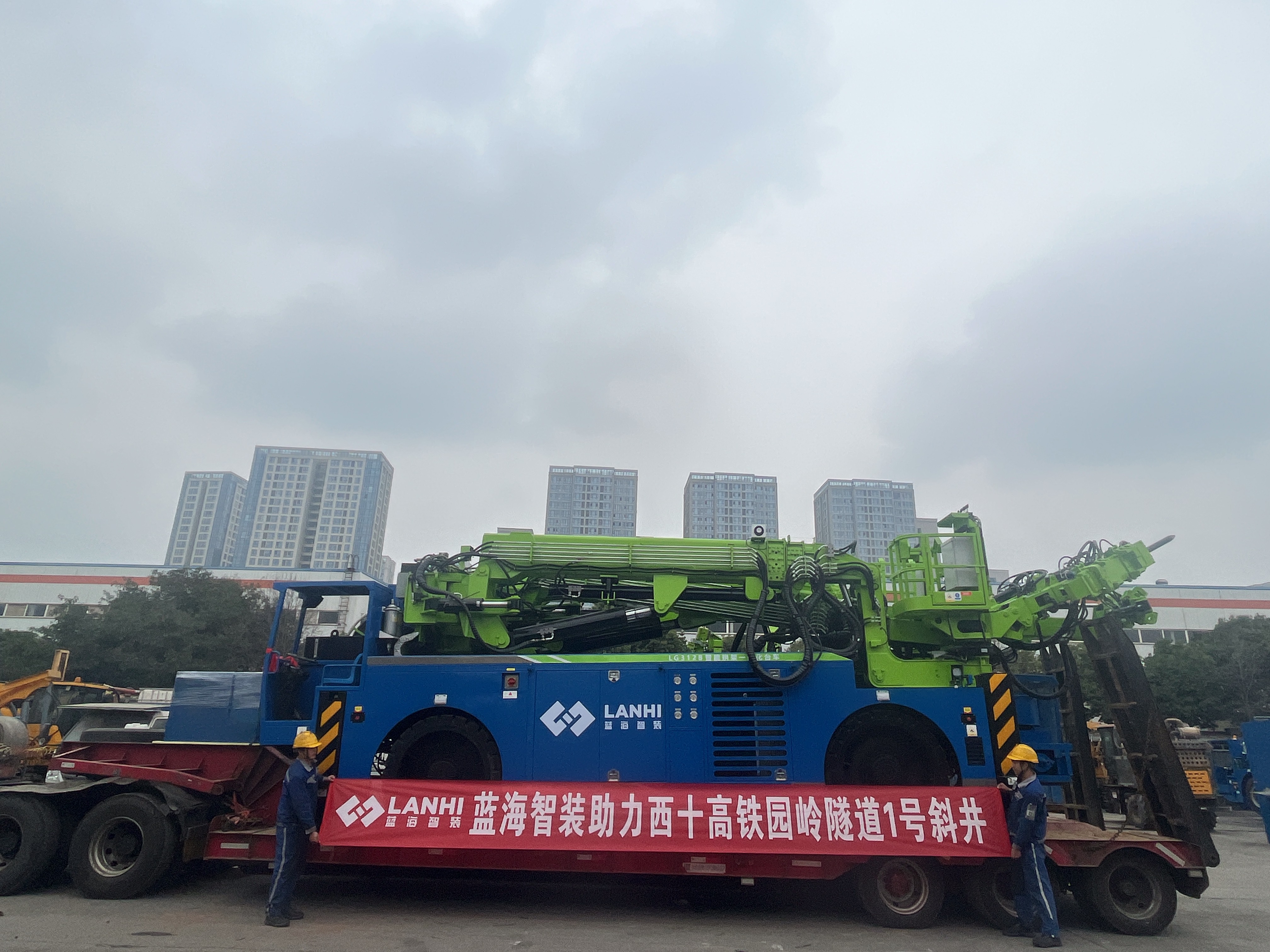 J9九游会真人游戏第一品牌“智能拱锚喷一体化台车”助力西十高铁园岭隧道一号斜井