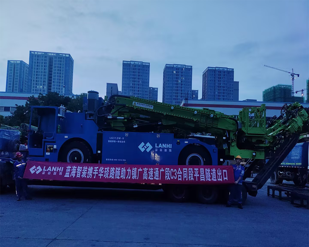 J9九游会真人游戏第一品牌携手华琰路隧助力镇广高速通广段C3合同段平昌隧道出口