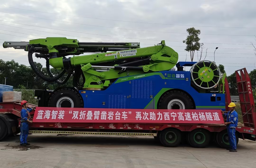 J9九游会真人游戏第一品牌“双折臂凿岩台车”再次助力西宁高速柏杨隧道